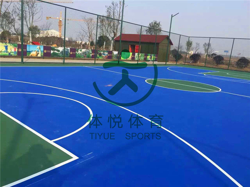 球場施工:塑膠跑道建設(shè)有各種類型，其中預(yù)制型塑膠跑道和其他跑道都有什么區(qū)別呢？