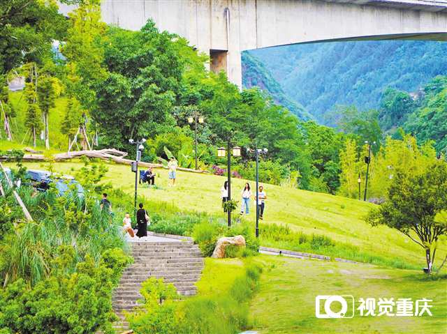 重慶深入實施長江生態保護修復 礦坑變花海 荒灘成公園 消落帶復綠.jpg